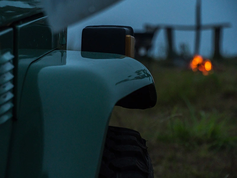 Der Jeep vor dem Campingplatz bei Sibetan.