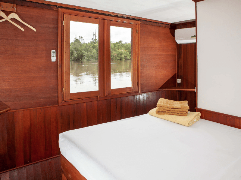 Doppelkabine auf dem Hausboot auf Kalimantan in Indonesien
