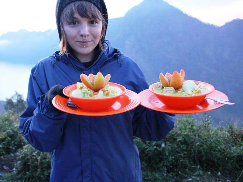 Stärkung vorm Aufstieg beim Rinjani Trekking