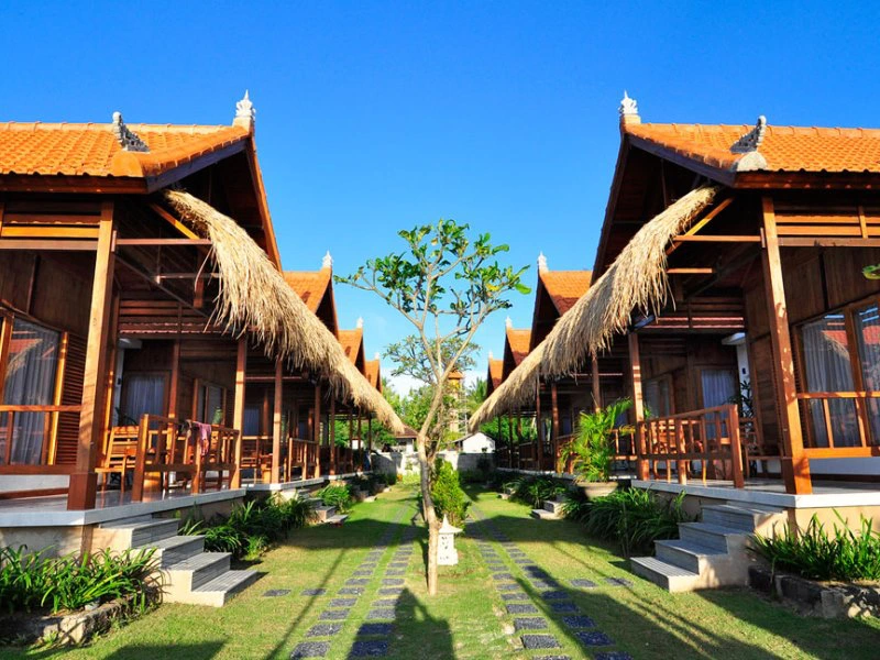 Hotelanlage auf Nusa Lembongan vor Bali