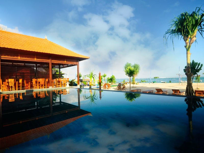 Hotelpool auf Nusa Lembongan vor Bali