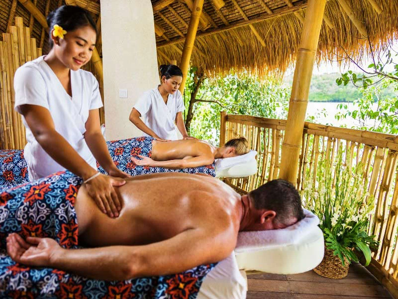Entspannende Massage im Spa