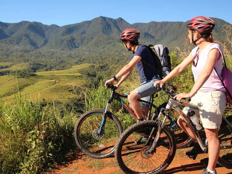 Mit dem Mountainbike entlang der Reisfelder von Ruteng
