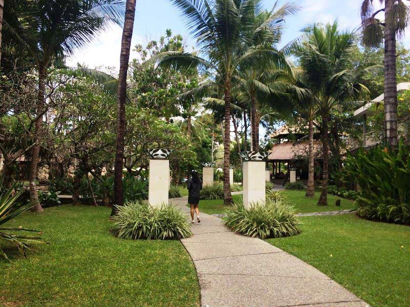 Üppige Gartenanlage eines Komforthotels in Sanur