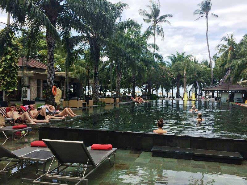 Pool eines der Komforthotels in Sanur
