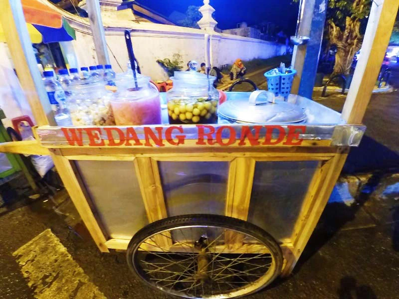 Snack auf dem Weg durchs nächtliche Yogyakarta