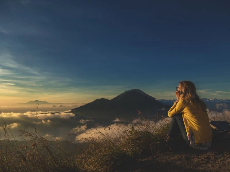 Frau schaut auf den Batur auf Bali