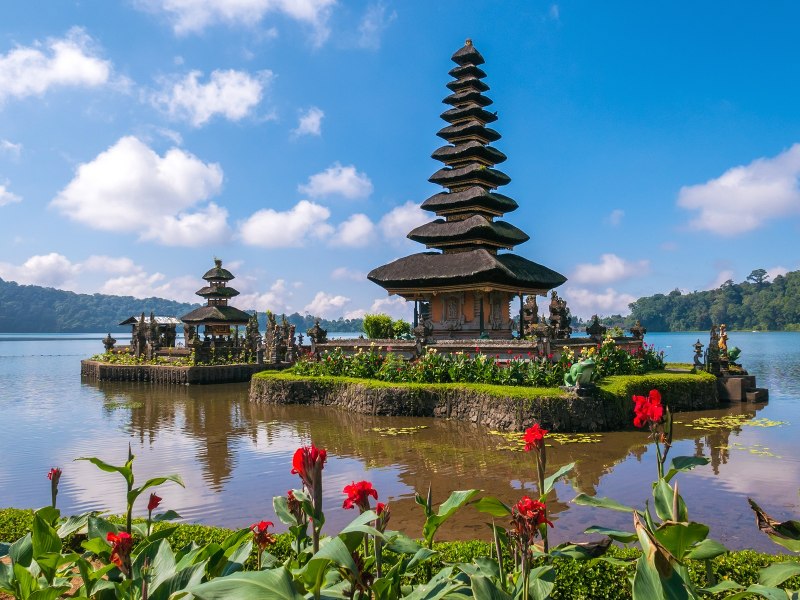 See und Tempel in Munduk, Indonesien