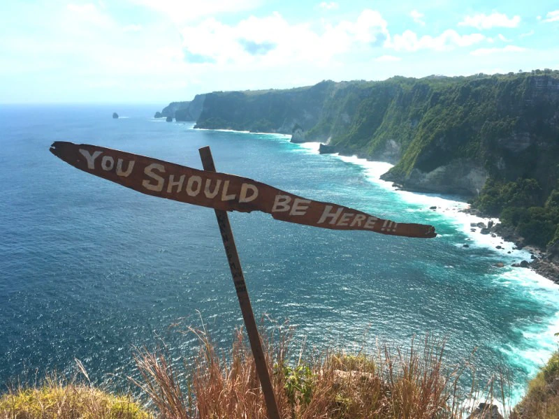 Schild zum Manta Point bei Nusa Penida auf Bali in Indonesien