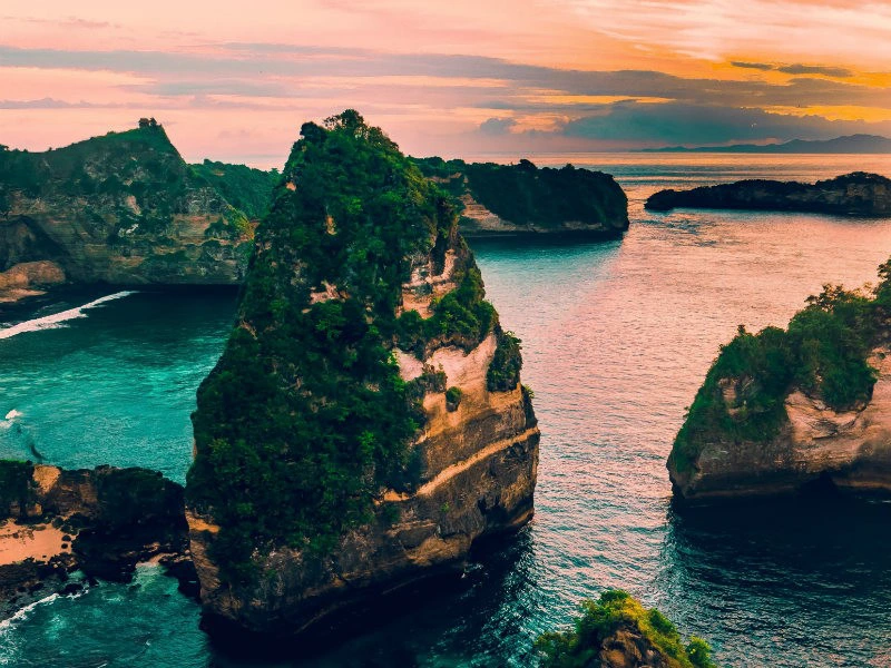 Klippen bei Sonnenuntergang in Nusa Penida auf Bali