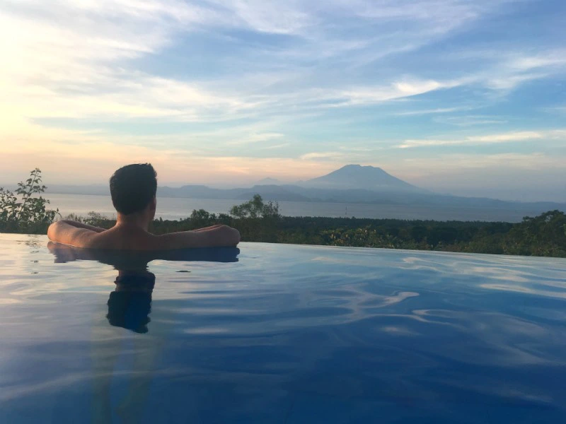 Hotelpool bei Nusa Penida auf den Semabu Hills auf Bali