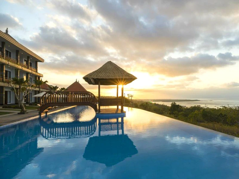 Hotelpool bei Sonnenuntergang auf den Semabu Hills bei Nusa Penida auf Bali