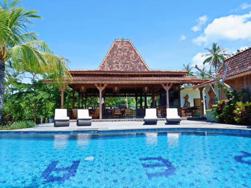 Hotelpool bei Nusa Penida auf Bali