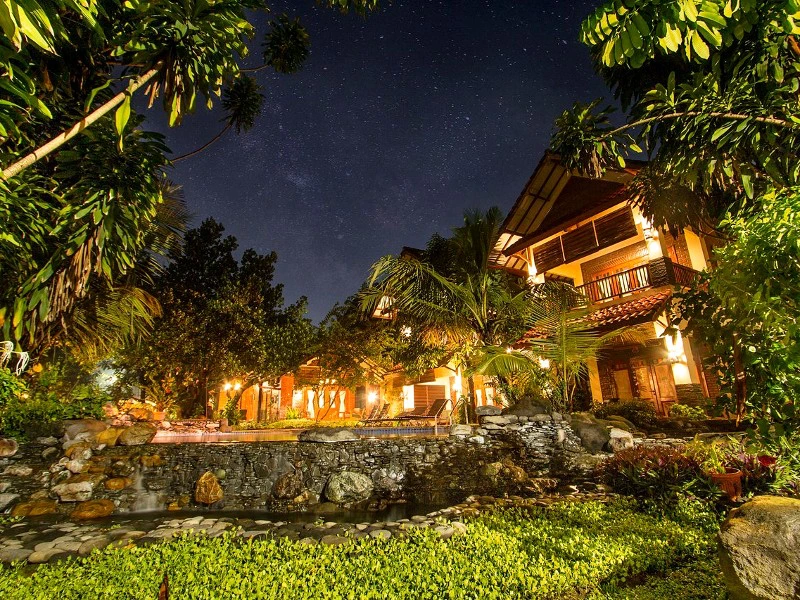 Beleuchteter Hotelgarten in Yogyakarta auf Java
