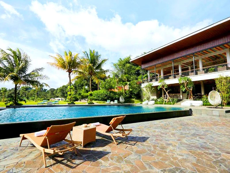 Liegen am Hotelpool in Bogor auf Java