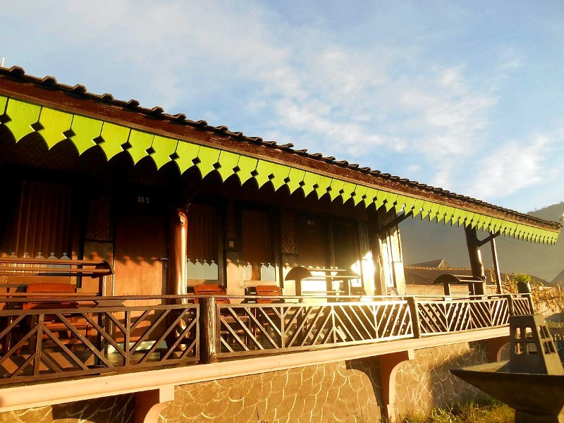 Hotelterasse beim Bromo Vulkan auf Java