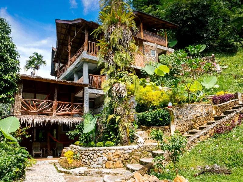 Hotelfront in Bukit Lawang auf Sumatra