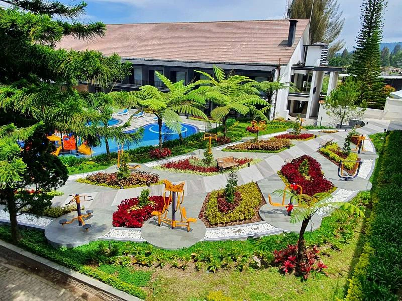 Hotelgarten in Samosir auf Sumatra in Indonesien