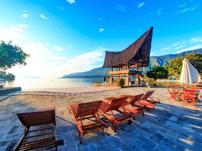 Hotelstrand in Samosir mit Liegestühlen auf Sumatra in Indonesien