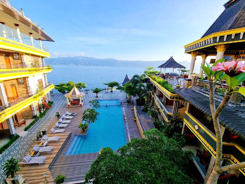 Hotelpool mit Meerblick in Samosir auf Sumatra in Indonesien