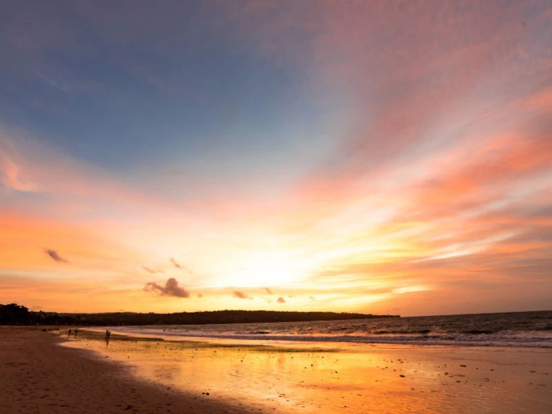 Sonnenuntergang am Strand von Jimbaran, Indonesien
