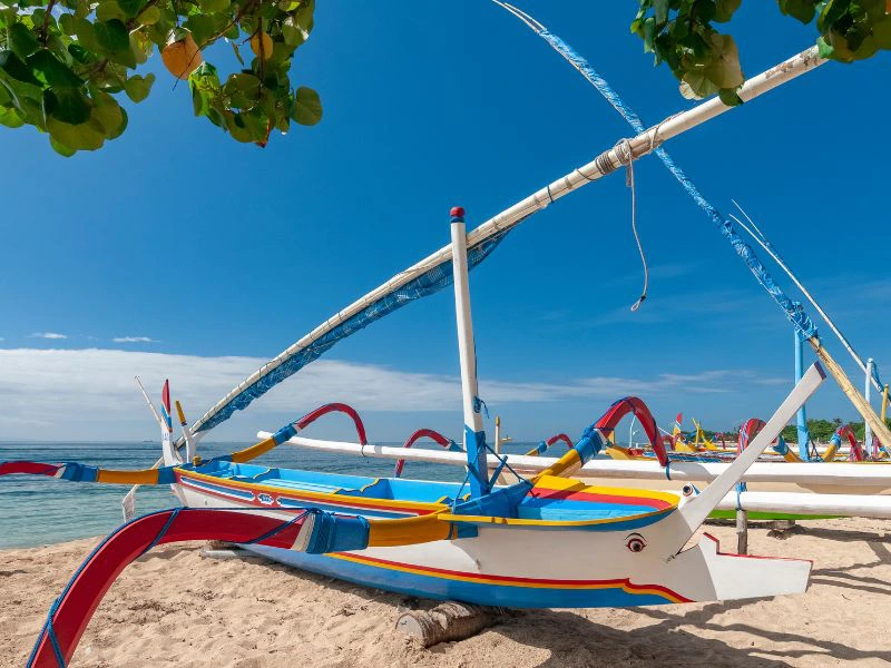 Traditionelle Boote am Strand von Sanur, Indonesien