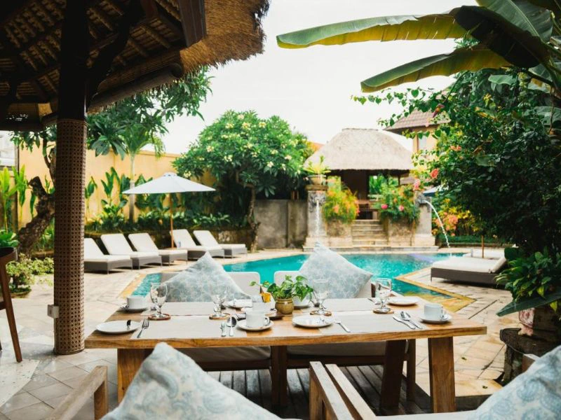 Hotelliegen am Pool in Sanur auf Bali