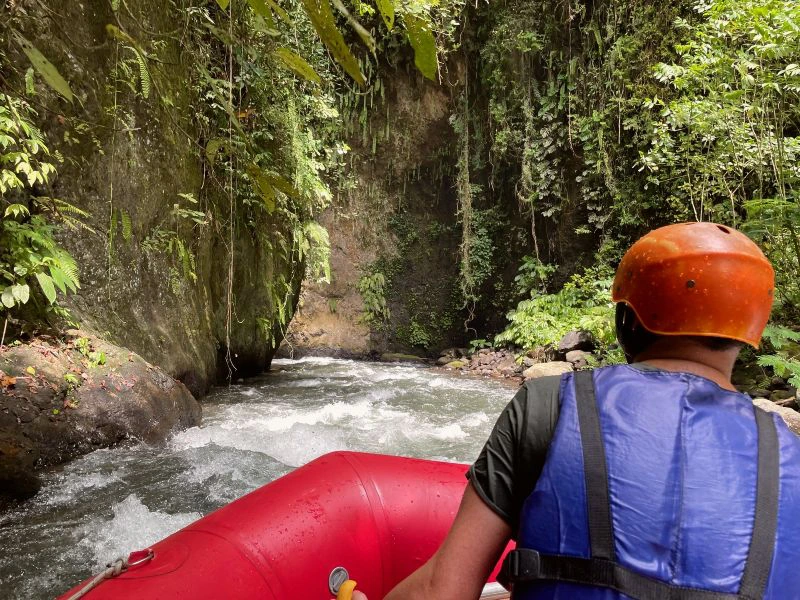 Raften zwischen Felsen bei Sidemen auf Bali