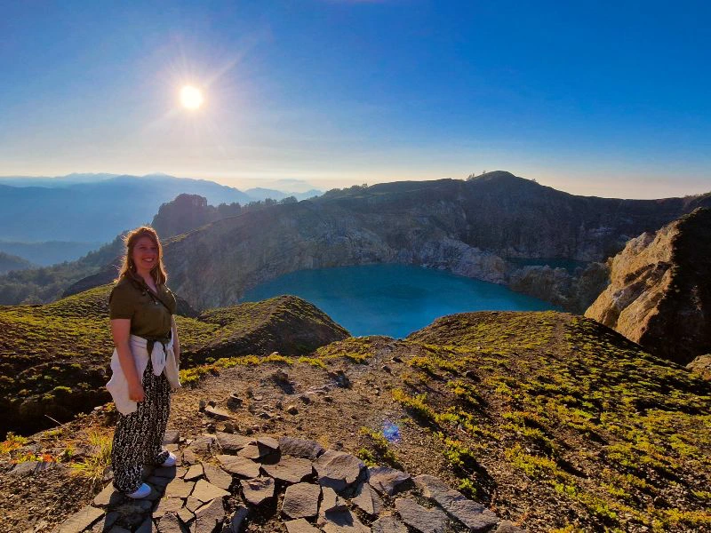 Reisende vor dem Kelimutu Kratersee in Indonesien