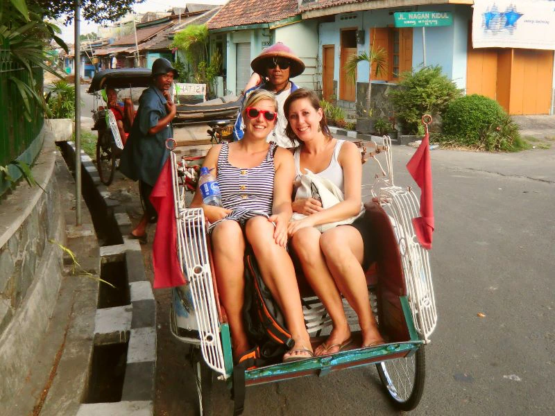 Zwei Reisende im Tuk Tuk in Bogor