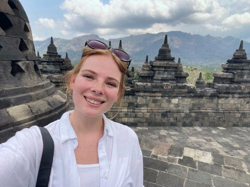 Reisende bei den Steinkacheln in Borobudur in Java