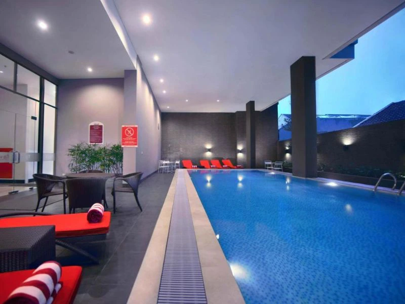 Indoorhotelpool in Makassar auf Sulawesi