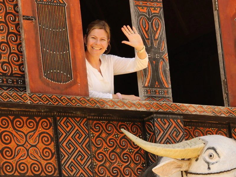 Reisende im Fenster eines Tempels der Tana Toraja in Rantepao auf Sulawesi