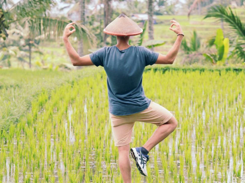 Yoga bei den Reisfeldern auf Bali in Sidemen