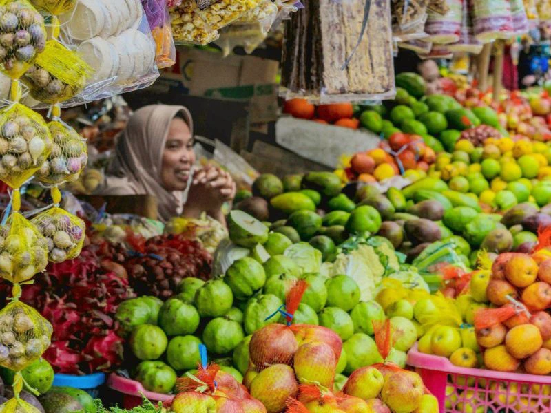 Verkäuferin von Früchten und Gemüse am Markt in Indonesien