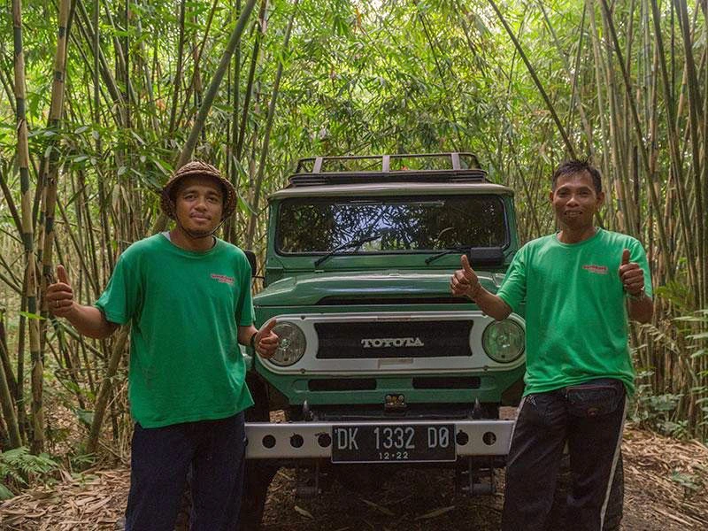 Zwei Guides vor dem Jeep in Sibetan im Dschungel auf Bali