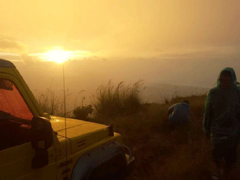 Jeep mit Sonnenaufgang
