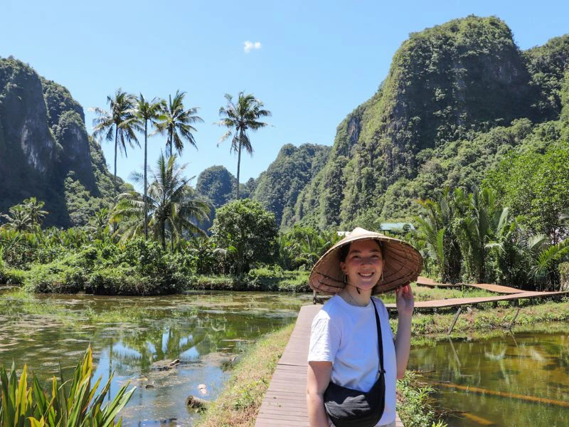Reisende auf den Holzstegen in dem Rammang Rammang Dorf vor Makassar auf Sulawesi
