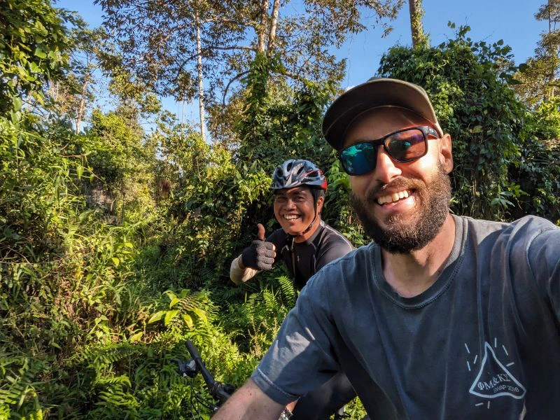 Fietsen door rijstvelden in Malino in Sulawesi