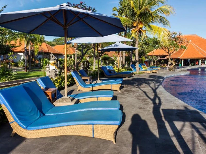 Liegen am Hotelpool in Pemuteran auf Bali