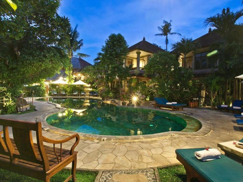 Hotelpool am Abend in Sanur auf Bali
