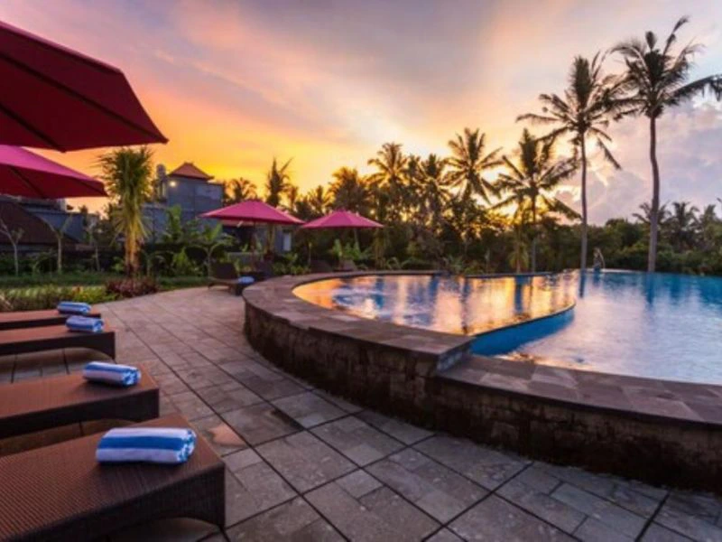 Poolblick beim Sonnenuntergang in Ubud