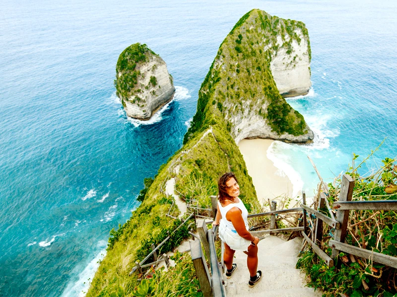 Frau an den Klippen von Nusa Penida