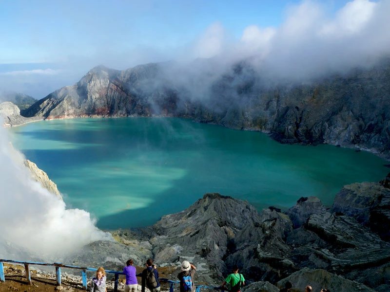 Aussicht auf den türkisblauen Kratersee des Ijen