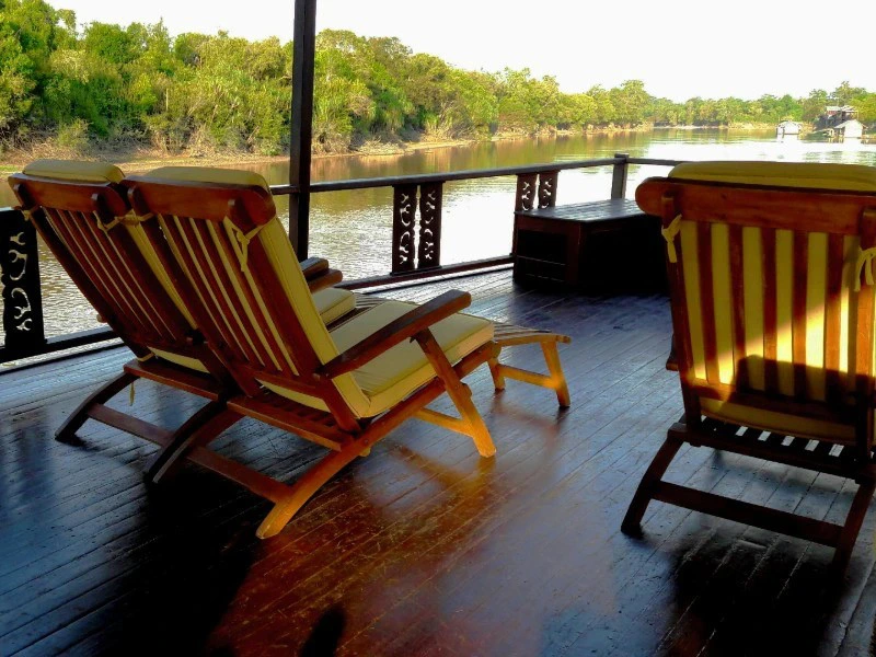 Deck des traditionelles Hausboots auf Kalimantan in Indonesien