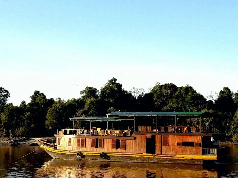 Traditionelles Hausboot auf dem Fluss auf Kalimantan in Indonesien