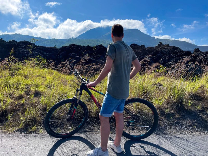 Mann mit Fahrrad bei Tour am Mount Batur auf Bali