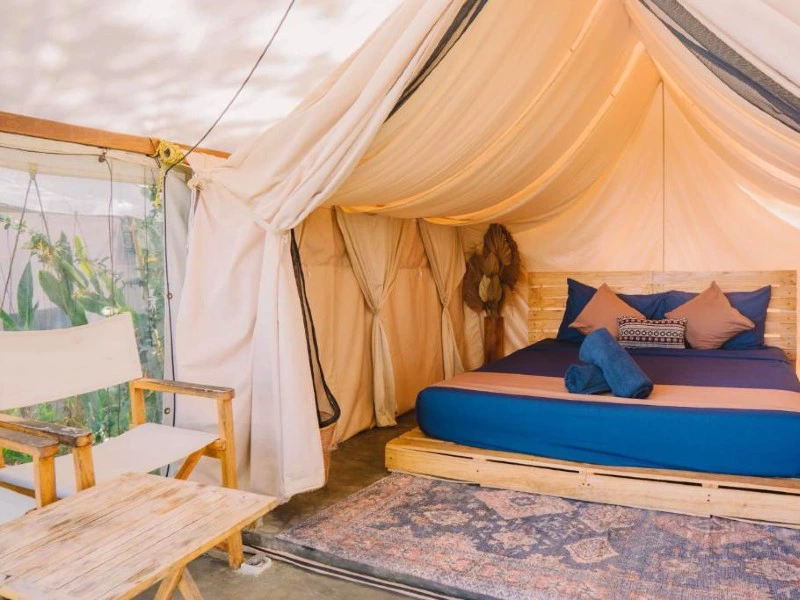 Bett im Glampingzelt in Kintamani auf Bali