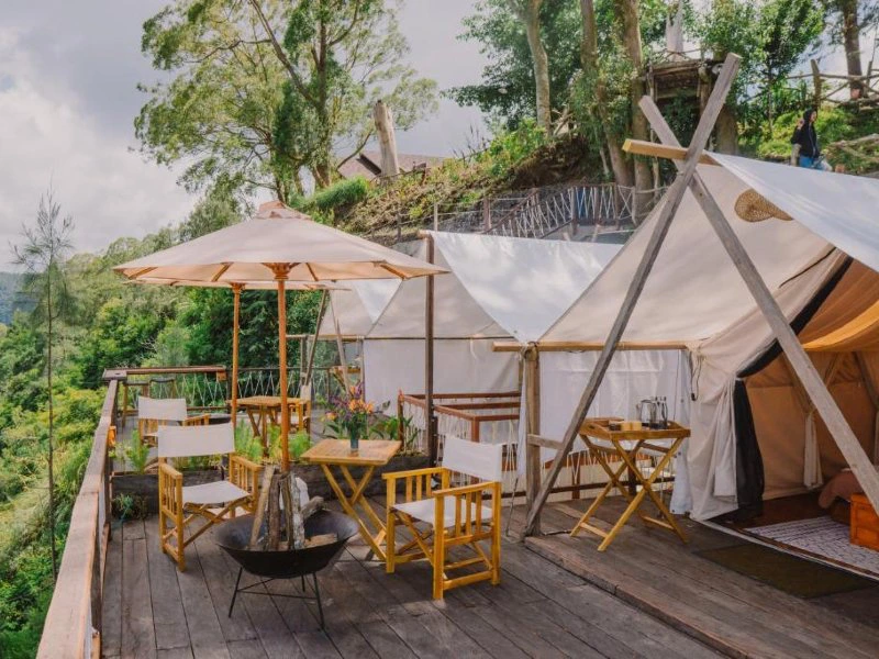 Terrasse vor dem Glampingzelt in Kintamani auf Bali