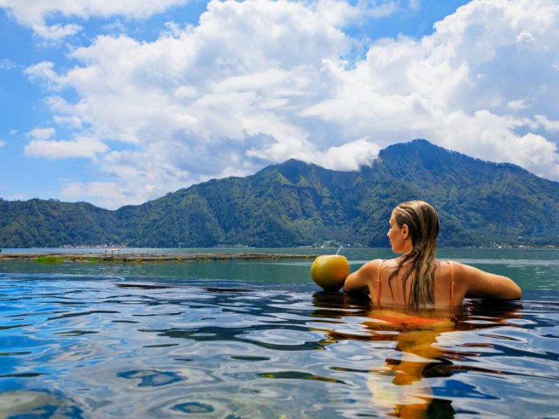 Frau in einem Pool vor einem Bergpanorama